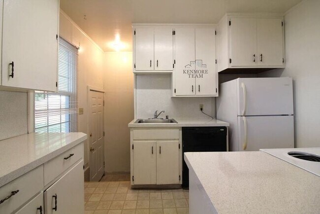 Building Photo - 804 Symons St