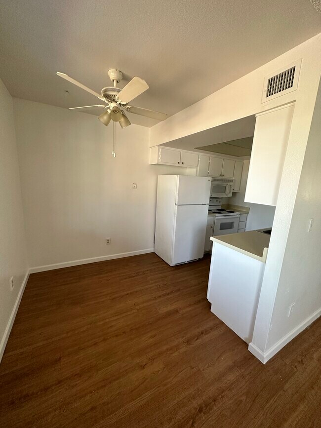 Building Photo - 11026 N 16th Ave