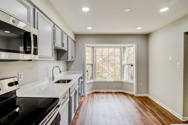 Building Photo - Beautifully Renovated Townhome Close To Ty...