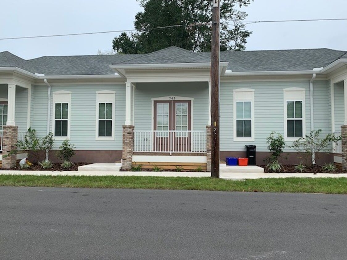 Primary Photo - Thelma Lane - Luxury 3 Bedroom House