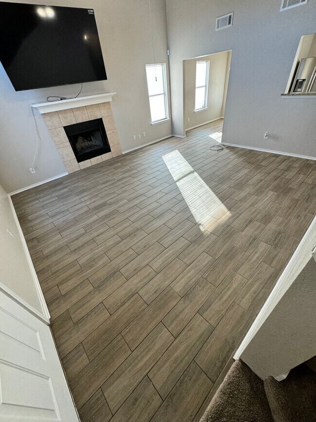 Building Photo - 3103 Redbud Dr