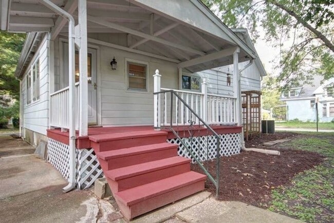 Building Photo - 3-bedroom home in Urbana available NOW!