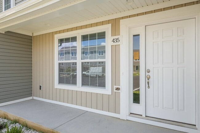 Building Photo - 435 Skylar Dr