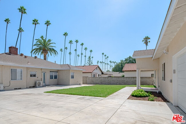 Building Photo - 1221 N Azusa Ave
