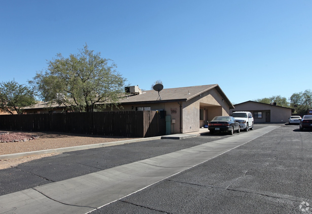 Primary Photo - 166-192 E Pastime Rd