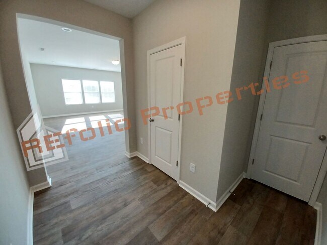 Building Photo - Beautiful 4 Bedroom Home with Attached 2 C...