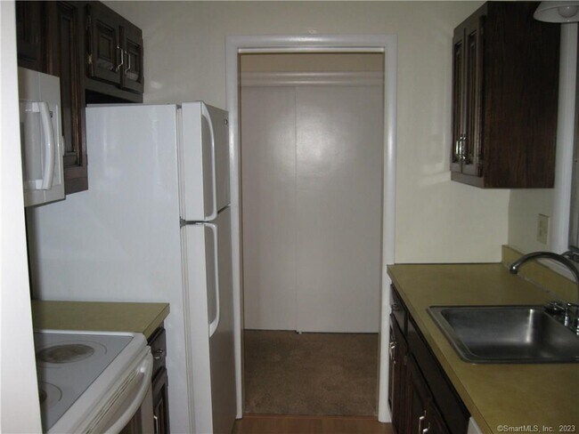 Foto del edificio - 136 Deer Hill Ave