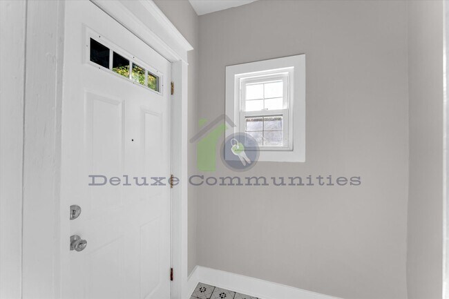 Building Photo - 724-724 Adams St SE