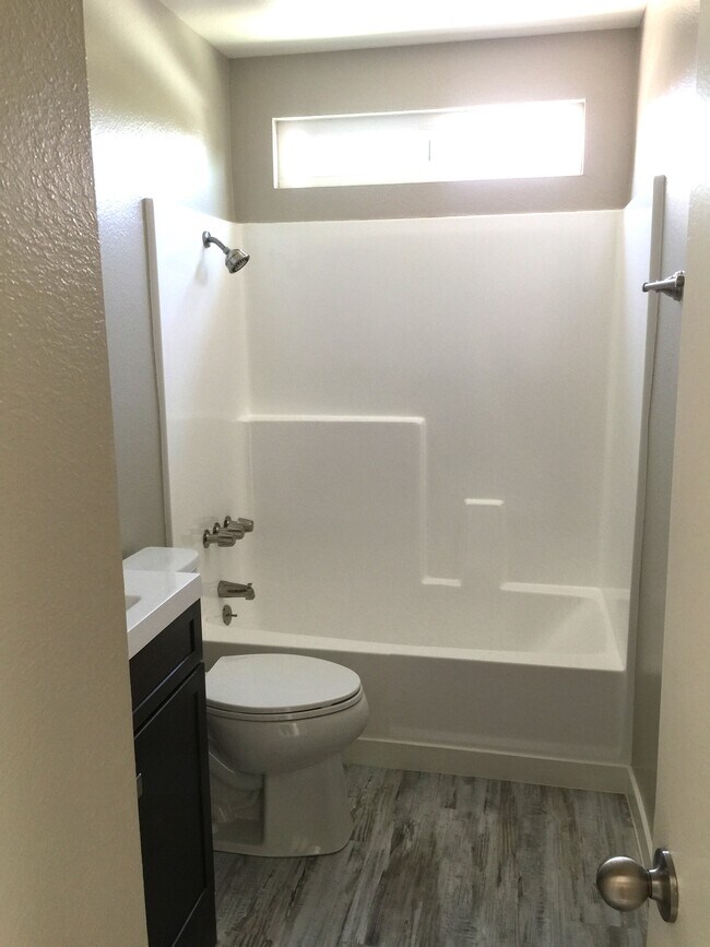 Baño de invitados - 10678 Walnut St