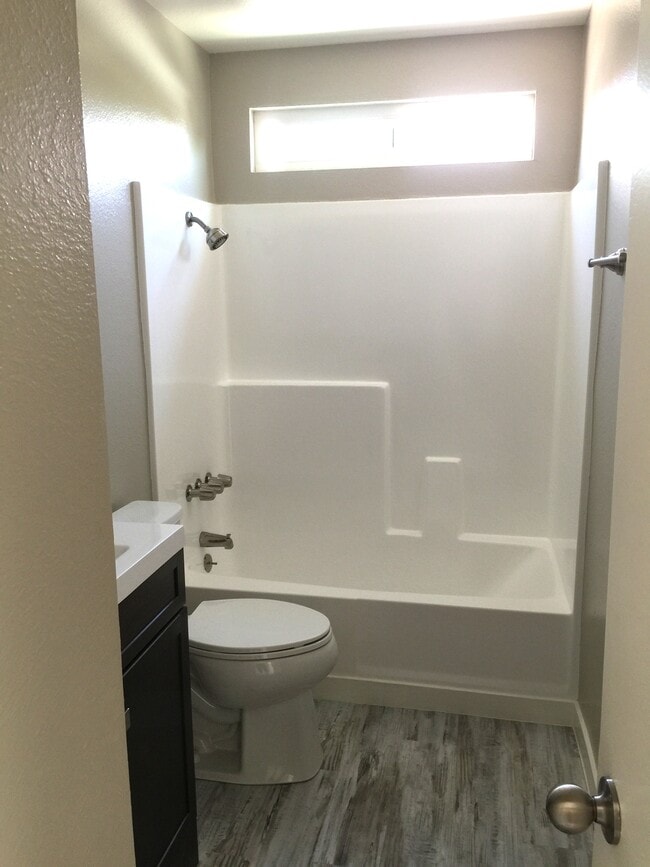 Guest Bath - 10678 Walnut St