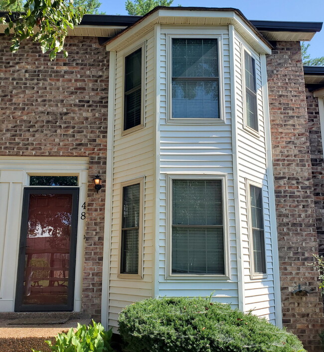 Photo - "Charming 2-Bed Townhouse Retreat with Modern Comforts in Hendersonville!"