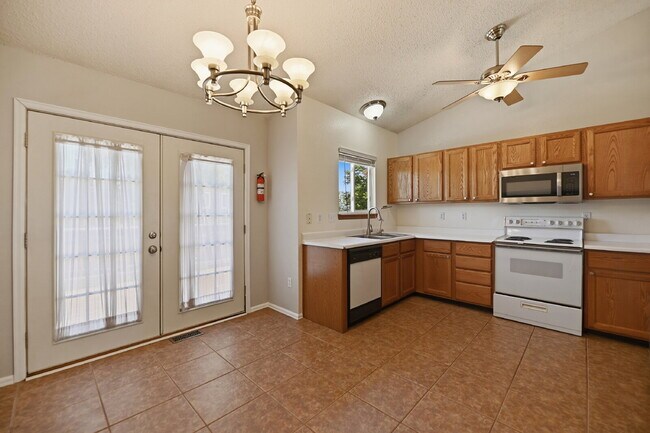 Foto del edificio - $2,995.95 | 4 Bed, 2 Bath Single Family Westminster Home – Central A/C and heating, In Unit Washe...