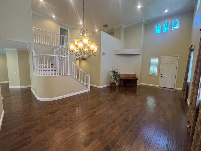 Foto del edificio - Spacious 4-Bedroom Home with Community Ame...