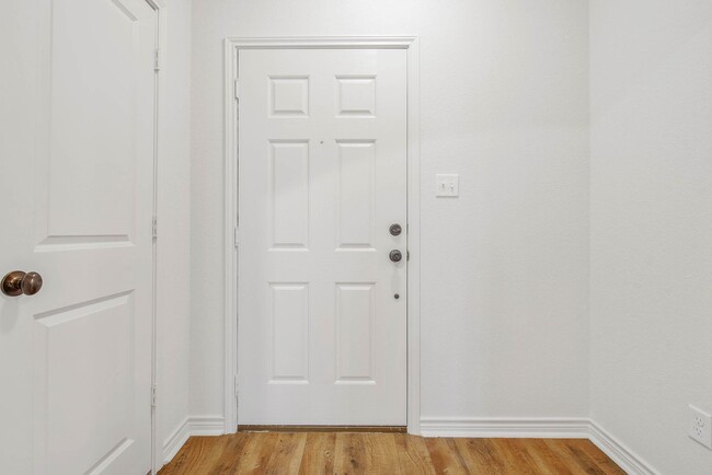 Foto del edificio - 3 Bed Townhome Minutes from Campus in Quiet Area