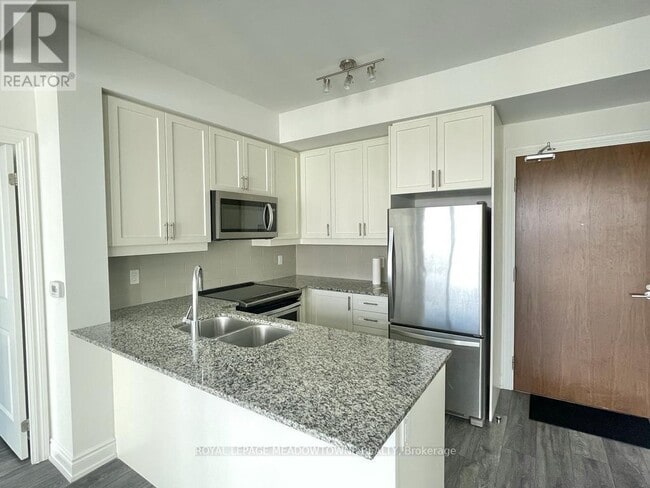 Building Photo - 1050 Main St E