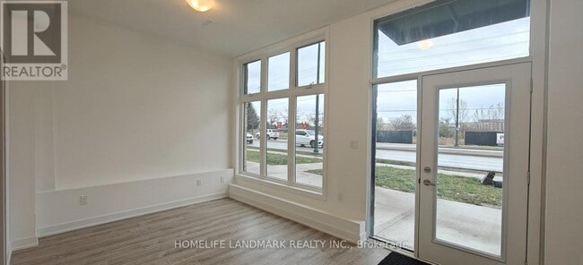 Photo du bâtiment - 5494 Main St