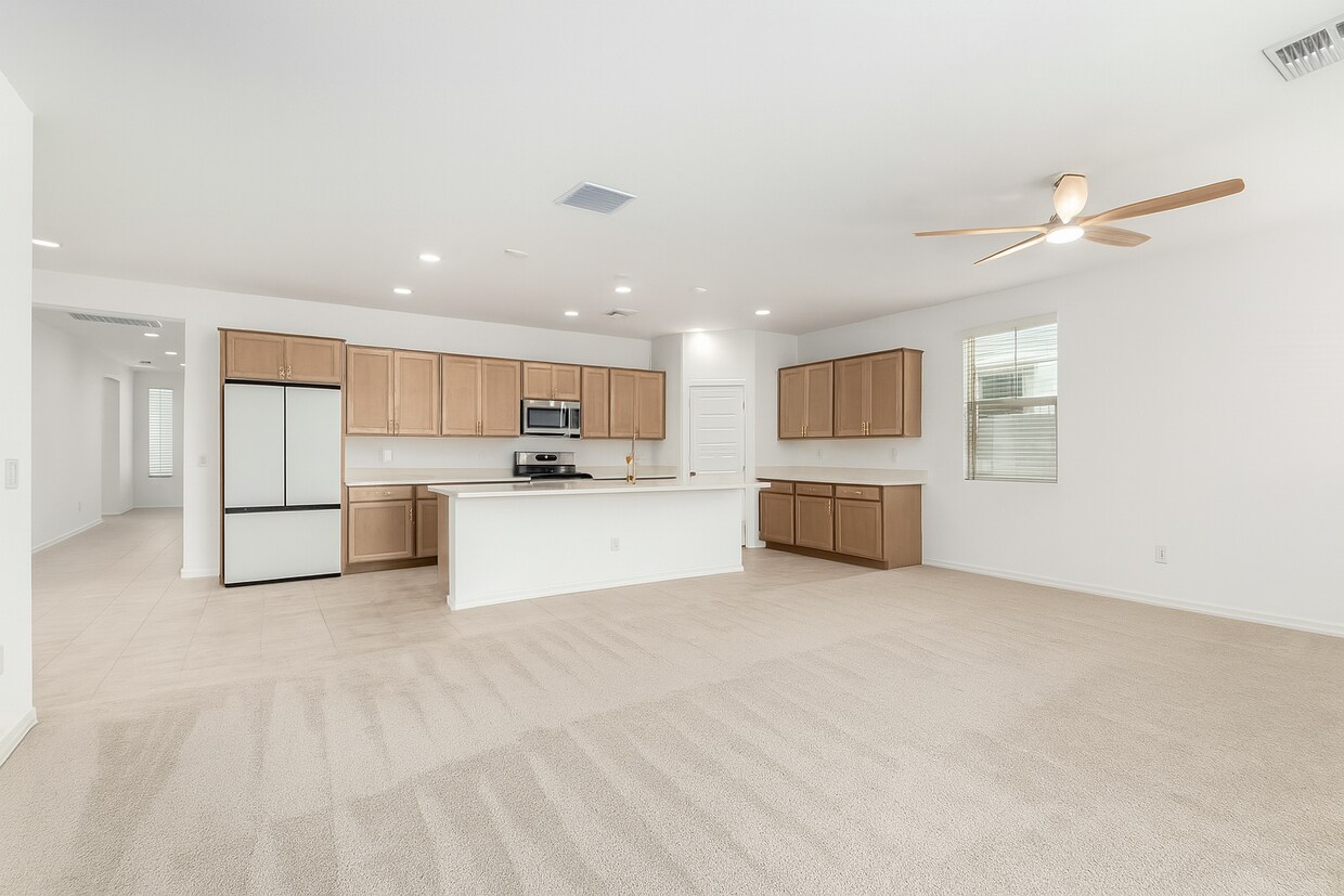 Living room and kitchen - 10223 W Piccadilly Rd