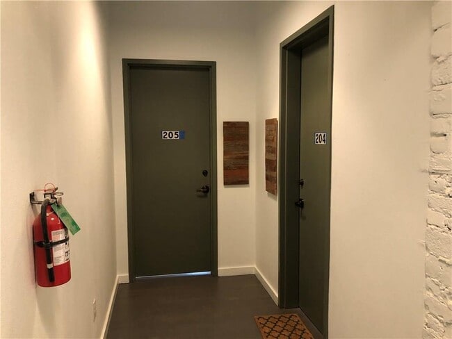 Foto del edificio - 102 E 2nd St