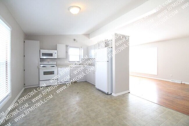 Building Photo - FENCED-IN YARD! 3 bedroom, 1.5 Bathroom Ho...
