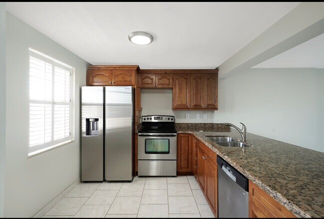 Kitchen - 141 SE 3rd Ave
