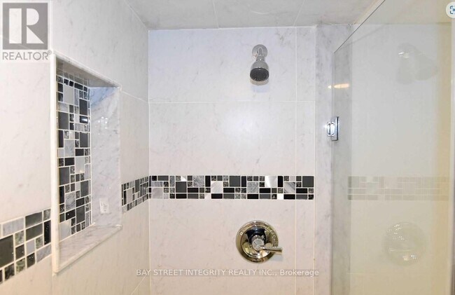 Photo du bâtiment - 220 Sixteen Mile Dr