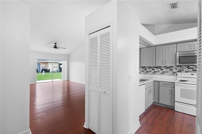 Foto del edificio - 3125 Sandy Shore Ln