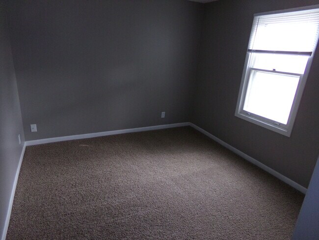 Building Photo - BCR Nice 2 BR Duplex W/D Included