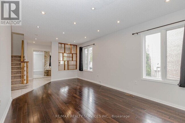 Building Photo - 106 Narrow Valley Crescent