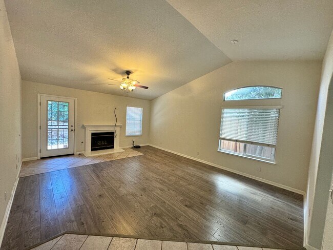 Foto del edificio - Well Kept 3 Bedroom, 2 Bathroom in Roseville Available Now!