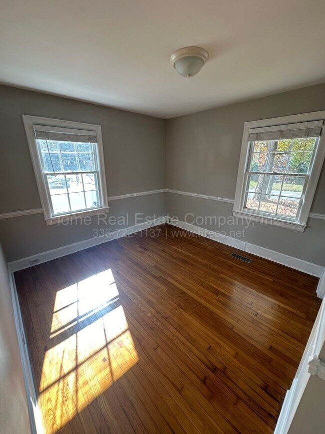 Building Photo - 1009 Knollwood St