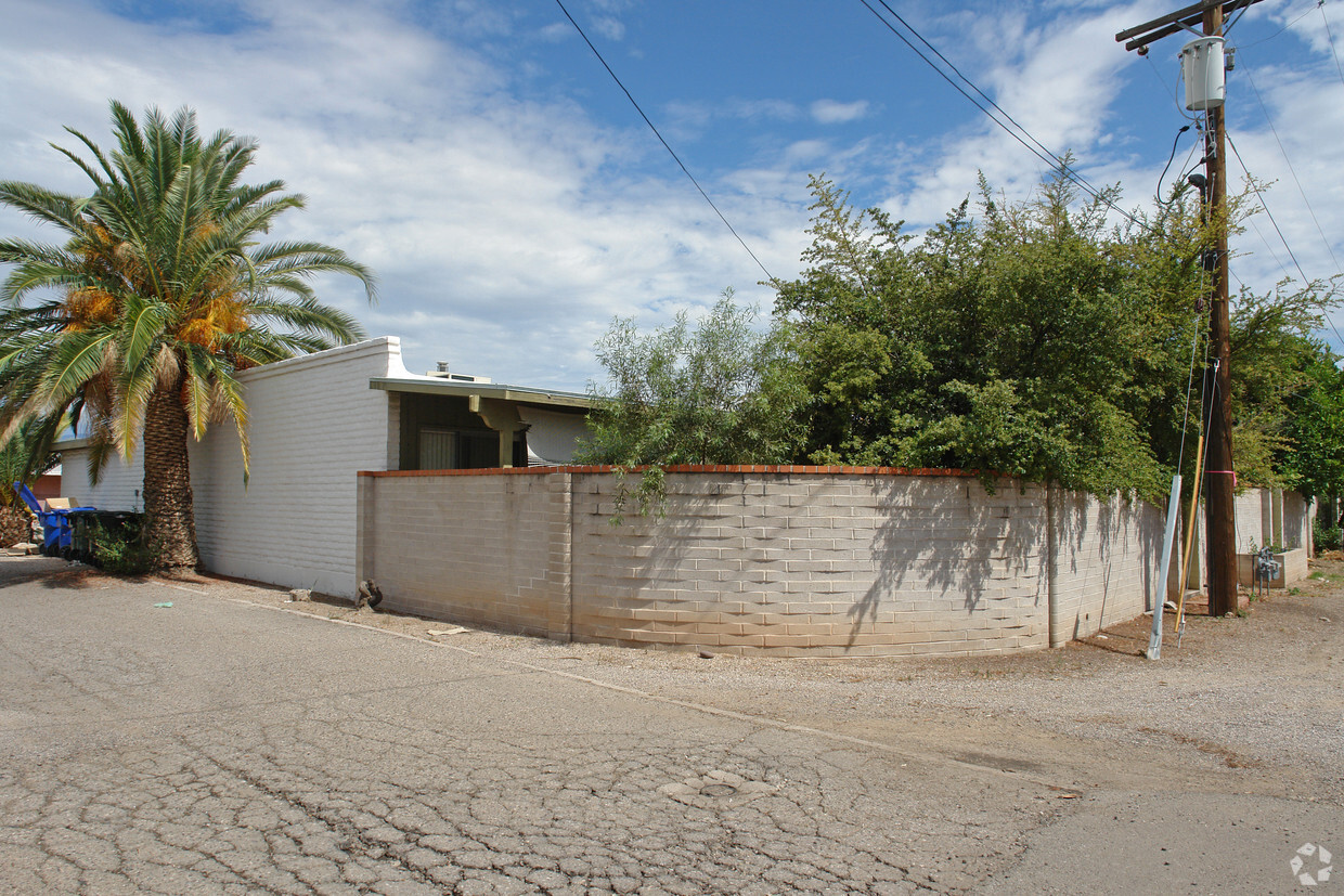 Building Photo - Rainbow Vista Condominiums