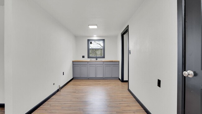 Building Photo - Updated 3 Bedroom Rental $1100/Month