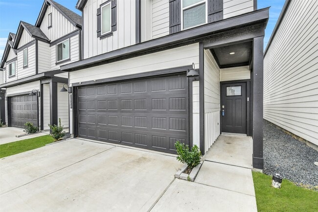 Building Photo - 3028 Crown Gate Dr