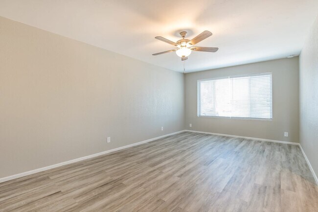 Building Photo - 303 E Ellis Drive