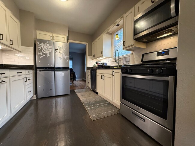 Foto del edificio - Stunning 5 Bed 2 Bath House Located in the...