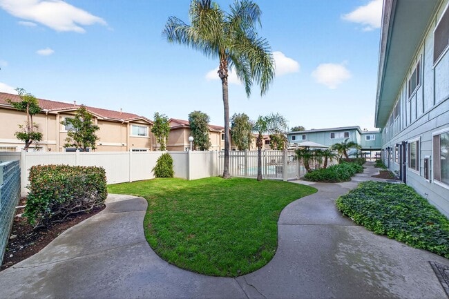 Building Photo - Spacious 3 Bedroom 1.5 Bath Townhome with Brand New A/C & Appliances