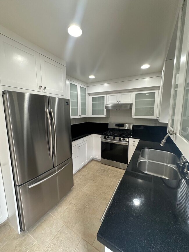 Foto del edificio - Spacious 3 Bedroom Condo