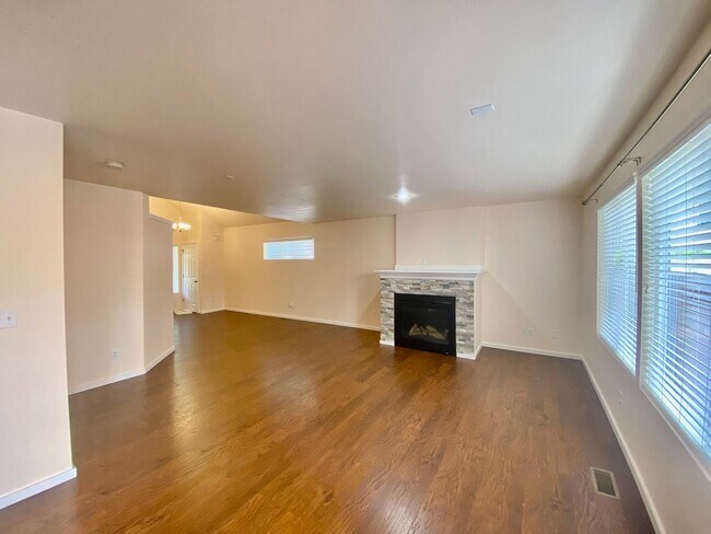 Building Photo - Beautiful Home!