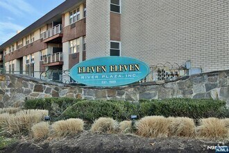 Building Photo - 1111 River
