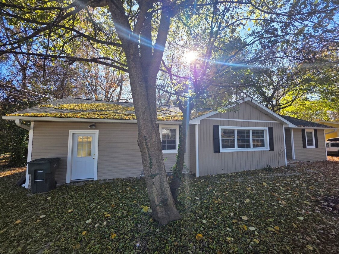 Charming 3 bedroom close to campus and I49 - Charming 3 bedroom close to campus and I49