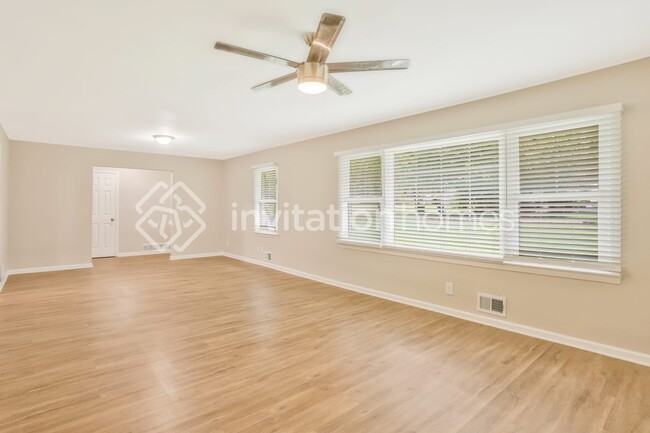 Foto del edificio - 1554 N Columbia Pl