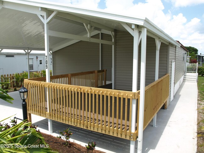 Building Photo - 709 Lark Dr
