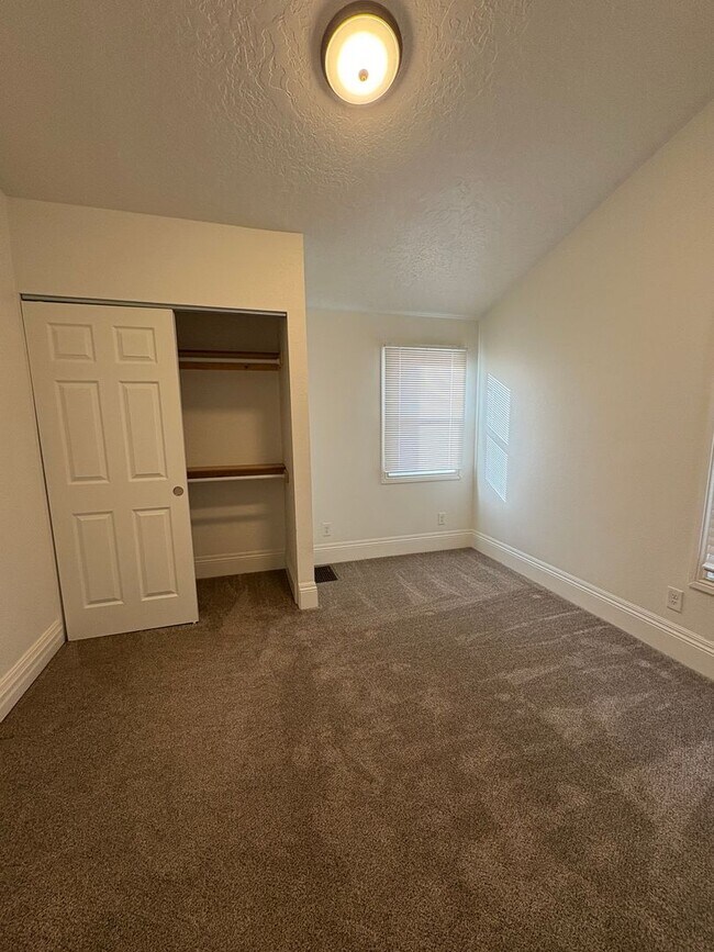 Building Photo - Beautiful 4 Bedroom, 2 Bath in Prime Location