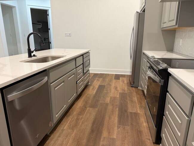 Foto del edificio - 5041 Mooney Fls Dr