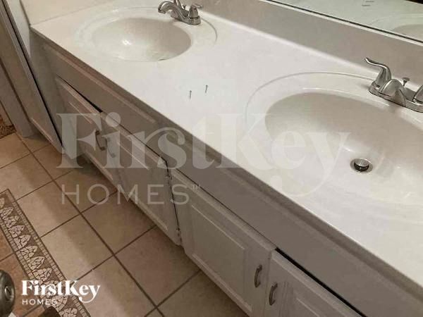 Foto del edificio - 11220 N McGee St