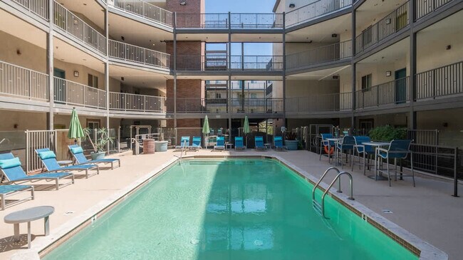 Foto del edificio - 1275 E University Dr