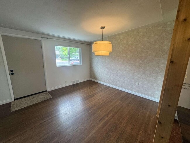 Building Photo - Spacious 3 Bed 2 Bath in the heart of Littleton