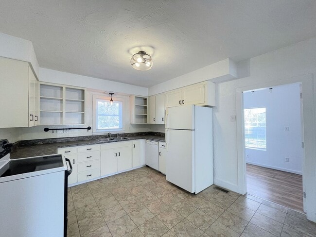 Building Photo - Updated 2 bedroom home