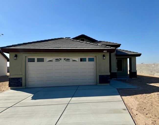 Foto del edificio - Newer 3 bedroom home with 2 car garage on a Fully Fenced Corner Lot