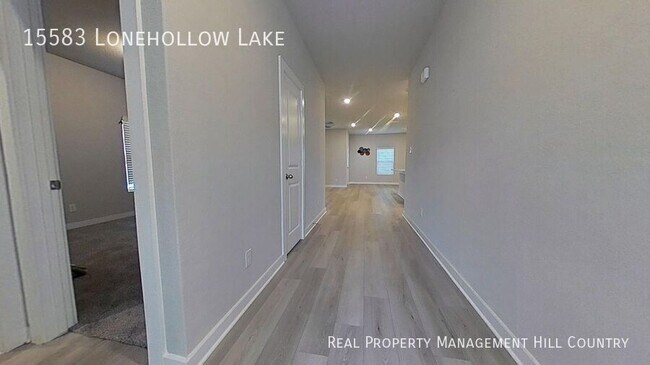 Foto del edificio - 15583 Lonehollow Lk